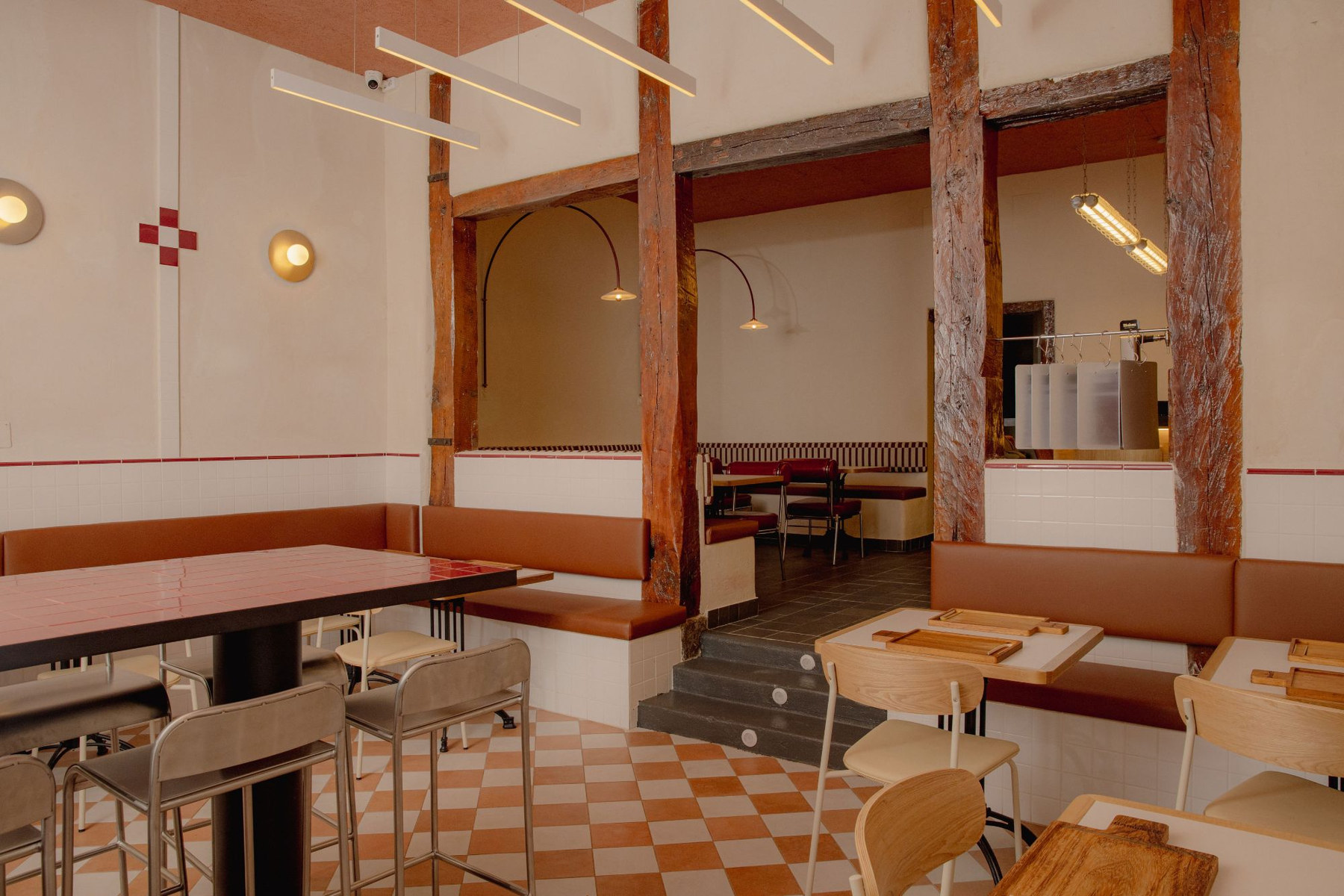 Sala principal con bancos de cuero y suelo de damero